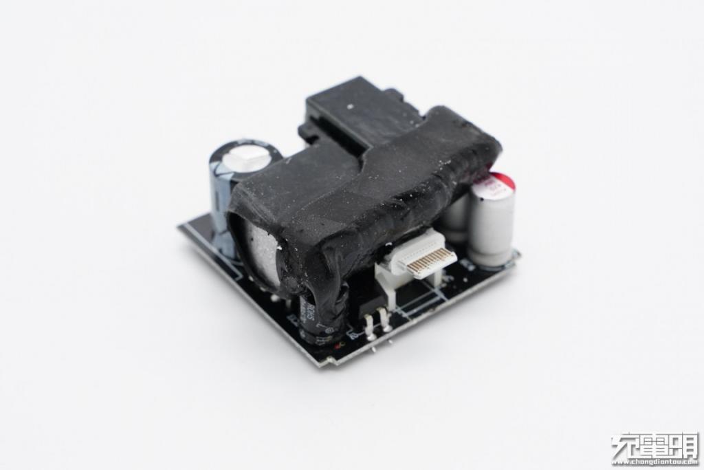 MLPC電容拼多多賣的 20ＷPD 快充能不能買？拆解 5 款給你看