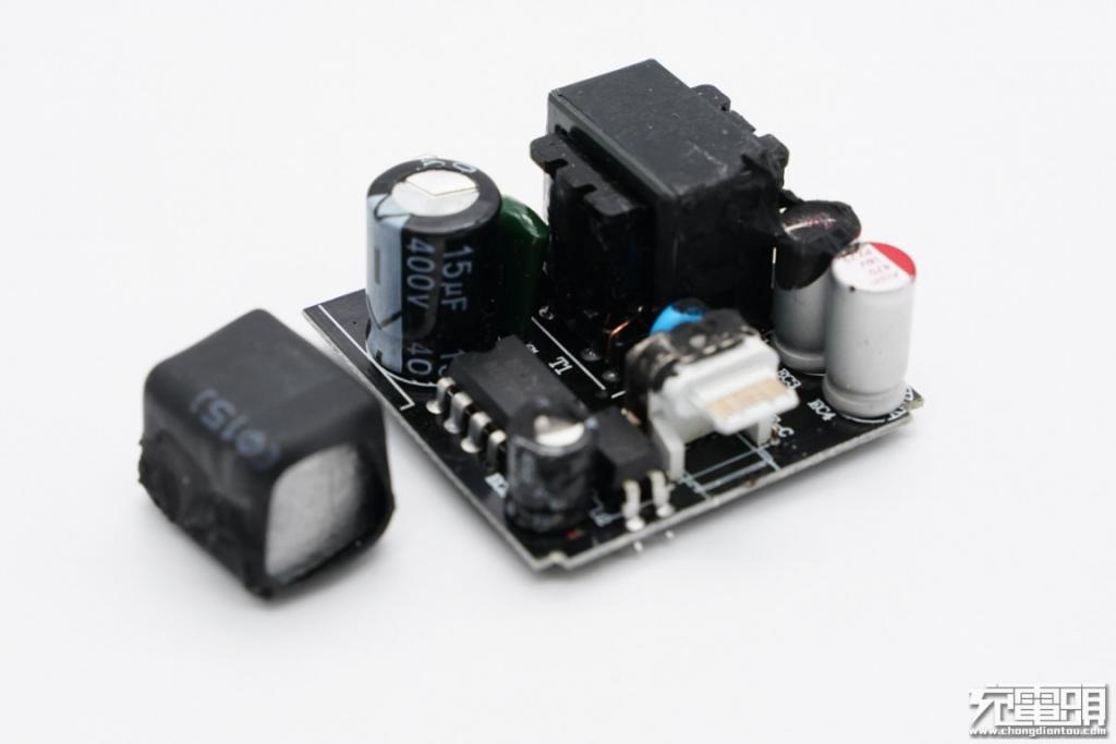 MLPC電容拼多多賣的 20ＷPD 快充能不能買？拆解 5 款給你看
