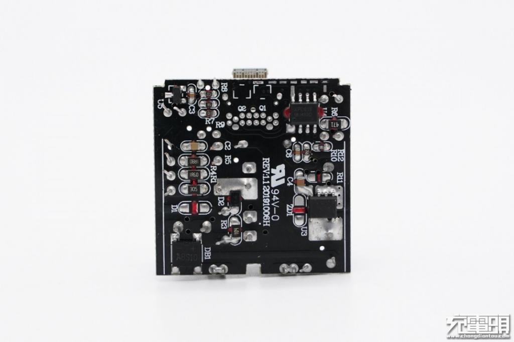 MLPC電容拼多多賣的 20ＷPD 快充能不能買？拆解 5 款給你看