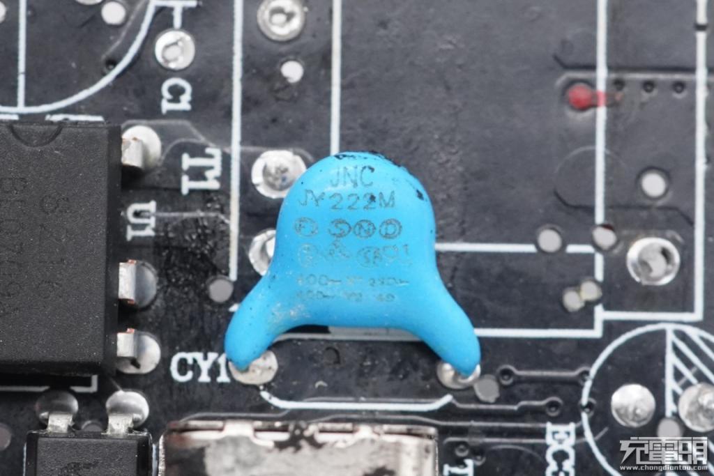 MLPC電容拼多多賣的 20ＷPD 快充能不能買？拆解 5 款給你看