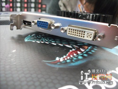 接口方面，鐳風(fēng) HD6570 戰(zhàn)甲蜥 HM1024M D3 回收了DVI+VGA+HDMI的主流接口組合，豈論對付游戲玩家照舊喜歡看視頻的伴侶們來說都是很不錯的。